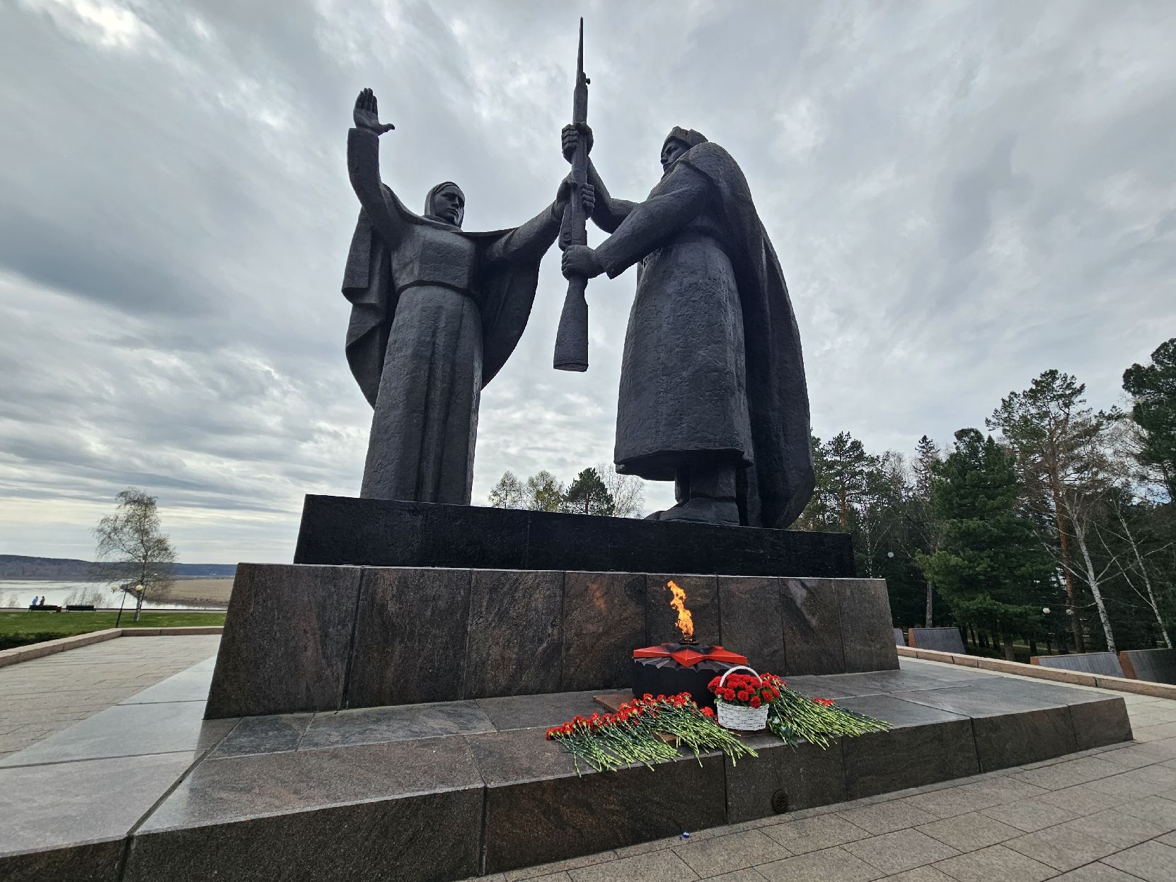 Церемония возложения цветов к Вечному огню монумента боевой и трудовой славы Томичей в Лагерном саду
